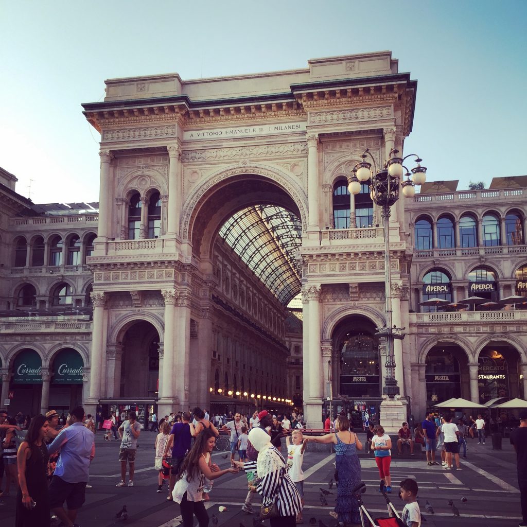 gallerie vittorio emanuelle II - nappy pretty girl
