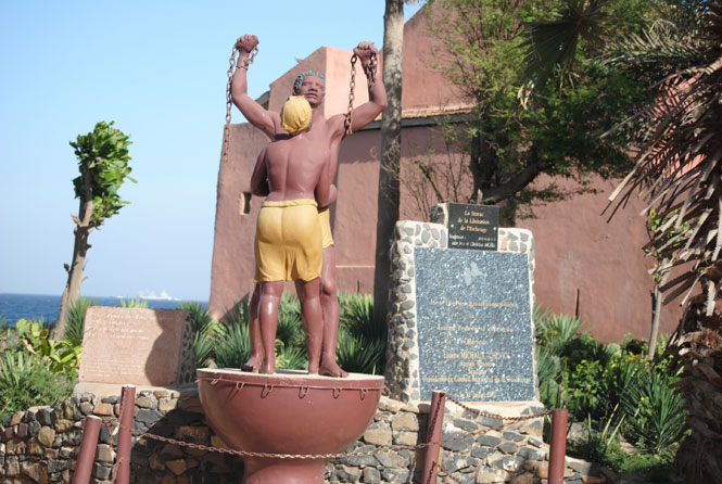 gorée-statue-libération-esclavage-nappy-pretty-girl