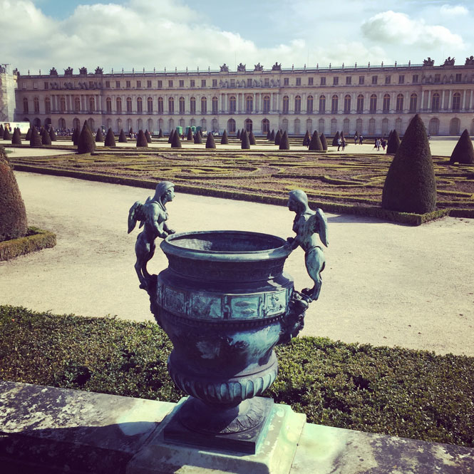 chateau de versailles pot anges nappyprettygirl